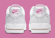 Nike Air Force 1 Low Cherry Blossom avec tige en cuir premium, détails inspirés des fleurs de cerisier, amorti Nike Air et semelle extérieure en caoutchouc.