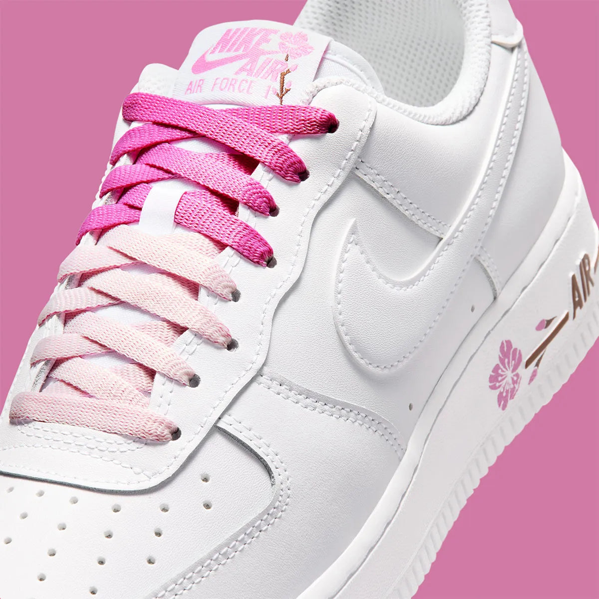 Nike Air Force 1 Low Cherry Blossom avec tige en cuir premium, détails inspirés des fleurs de cerisier, amorti Nike Air et semelle extérieure en caoutchouc.