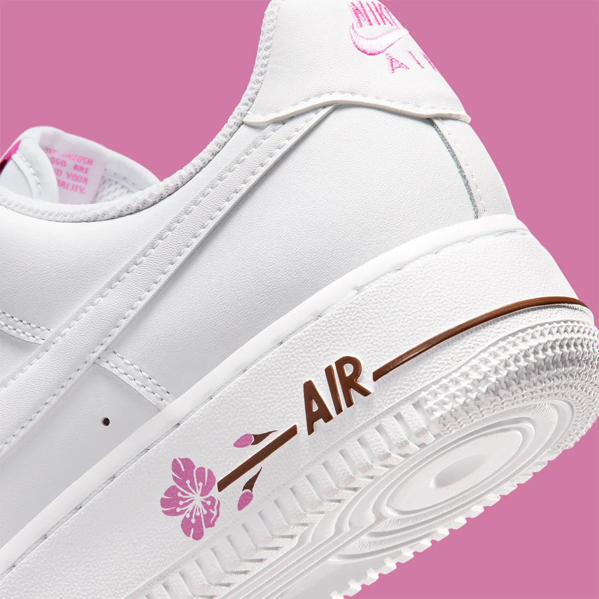 Nike Air Force 1 Low Cherry Blossom avec tige en cuir premium, détails inspirés des fleurs de cerisier, amorti Nike Air et semelle extérieure en caoutchouc.