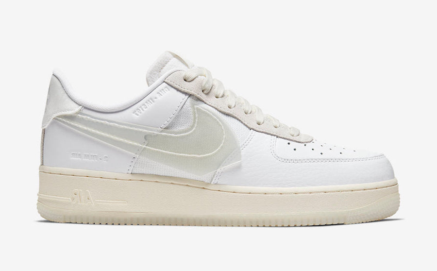 Nike Air Force 1 DNA White, sneaker blanche avec empiècements transparents, panneaux en mesh, languette en mousse apparente et semelle crème.