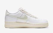 Nike Air Force 1 DNA White, sneaker blanche avec empiècements transparents, panneaux en mesh, languette en mousse apparente et semelle crème.