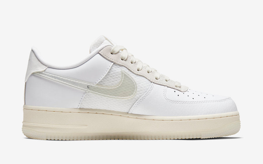 Nike Air Force 1 DNA White, sneaker blanche avec empiècements transparents, panneaux en mesh, languette en mousse apparente et semelle crème.