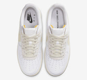 Nike Air Force 1 DNA White, sneaker blanche avec empiècements transparents, panneaux en mesh, languette en mousse apparente et semelle crème.
