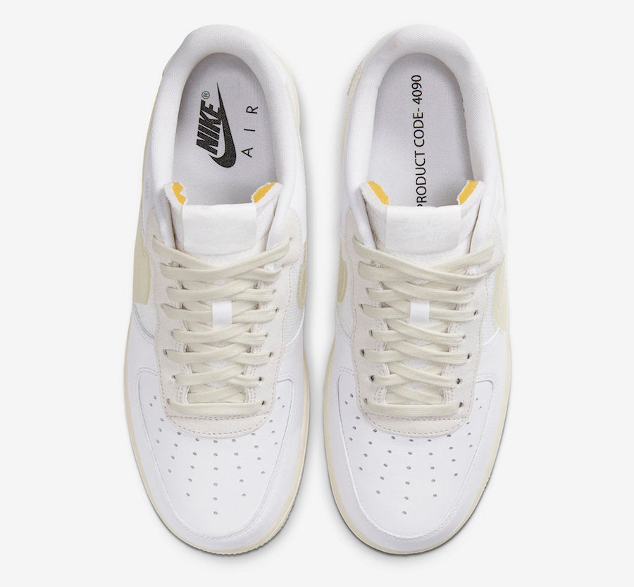 Nike Air Force 1 DNA White, sneaker blanche avec empiècements transparents, panneaux en mesh, languette en mousse apparente et semelle crème.