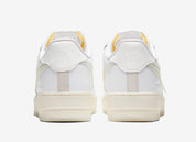 Nike Air Force 1 DNA White, sneaker blanche avec empiècements transparents, panneaux en mesh, languette en mousse apparente et semelle crème.