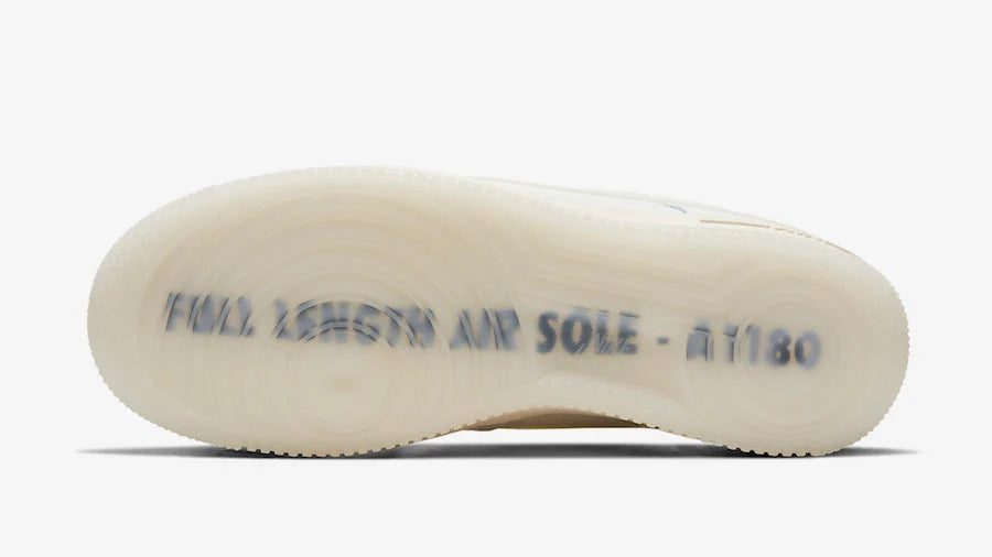 Nike Air Force 1 DNA White, sneaker blanche avec empiècements transparents, panneaux en mesh, languette en mousse apparente et semelle crème.