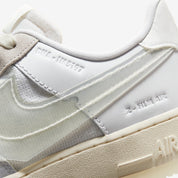 Nike Air Force 1 DNA White, sneaker blanche avec empiècements transparents, panneaux en mesh, languette en mousse apparente et semelle crème.