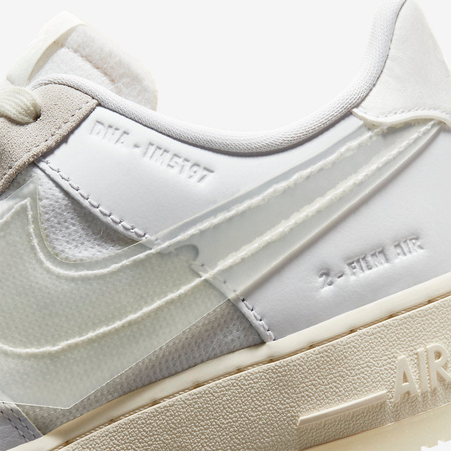 Nike Air Force 1 DNA White, sneaker blanche avec empiècements transparents, panneaux en mesh, languette en mousse apparente et semelle crème.