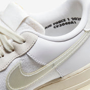 Nike Air Force 1 DNA White, sneaker blanche avec empiècements transparents, panneaux en mesh, languette en mousse apparente et semelle crème.
