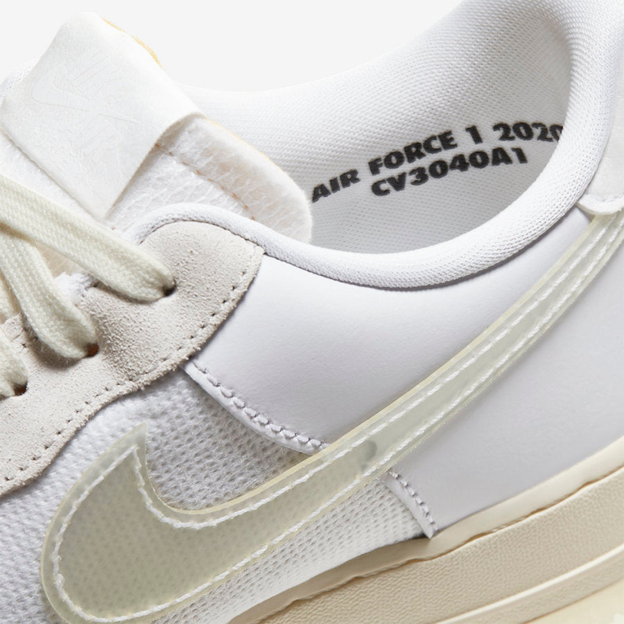 Nike Air Force 1 DNA White, sneaker blanche avec empiècements transparents, panneaux en mesh, languette en mousse apparente et semelle crème.