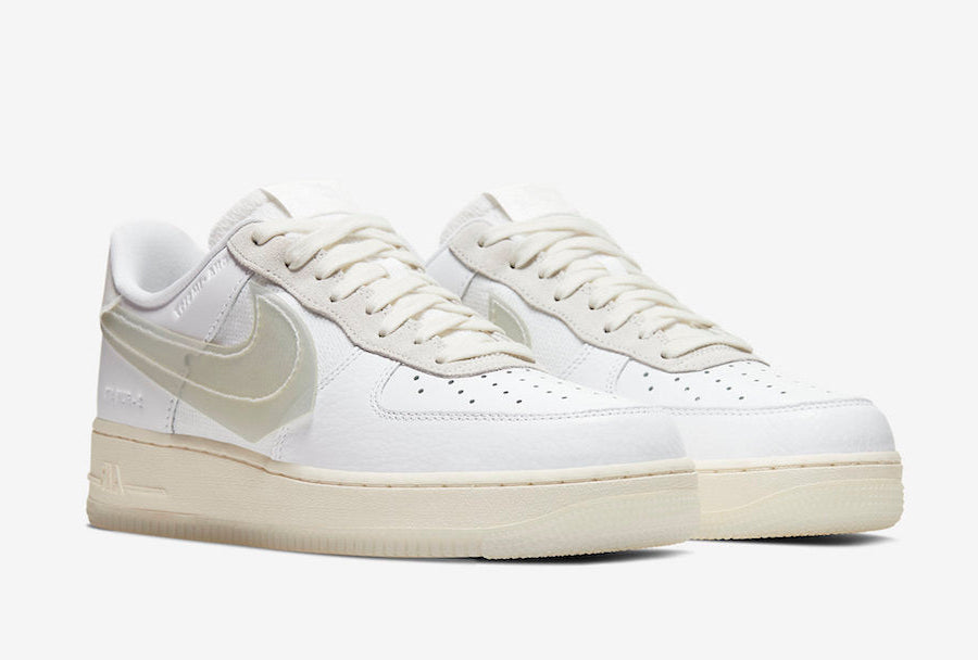 Nike Air Force 1 DNA White, sneaker blanche avec empiècements transparents, panneaux en mesh, languette en mousse apparente et semelle crème.