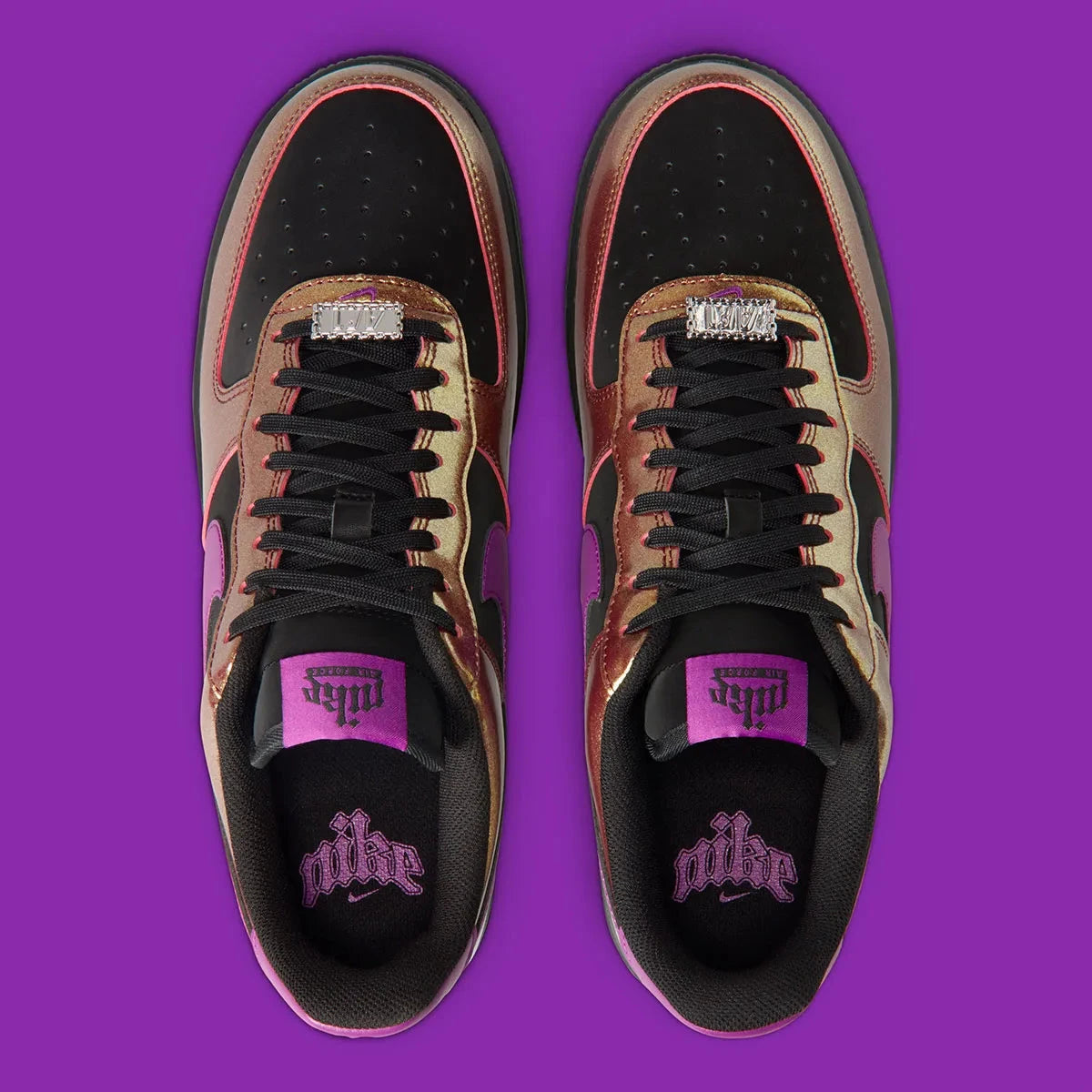 Sneakers Nike Air Force 1 Low ’07 LV8 en cuir premium, coloris noir et Bold Berry avec détails inspirés du glam rock et amorti Air emblématique.