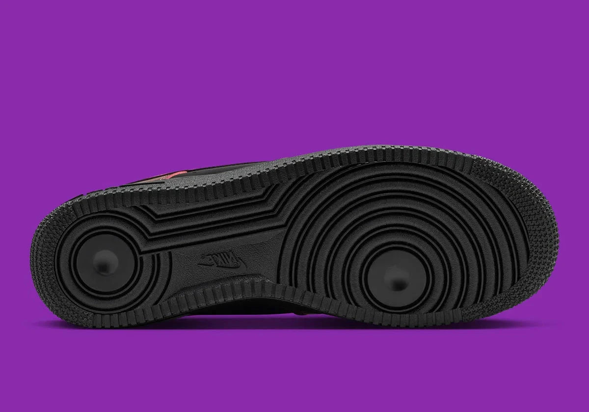 Sneakers Nike Air Force 1 Low ’07 LV8 en cuir premium, coloris noir et Bold Berry avec détails inspirés du glam rock et amorti Air emblématique.