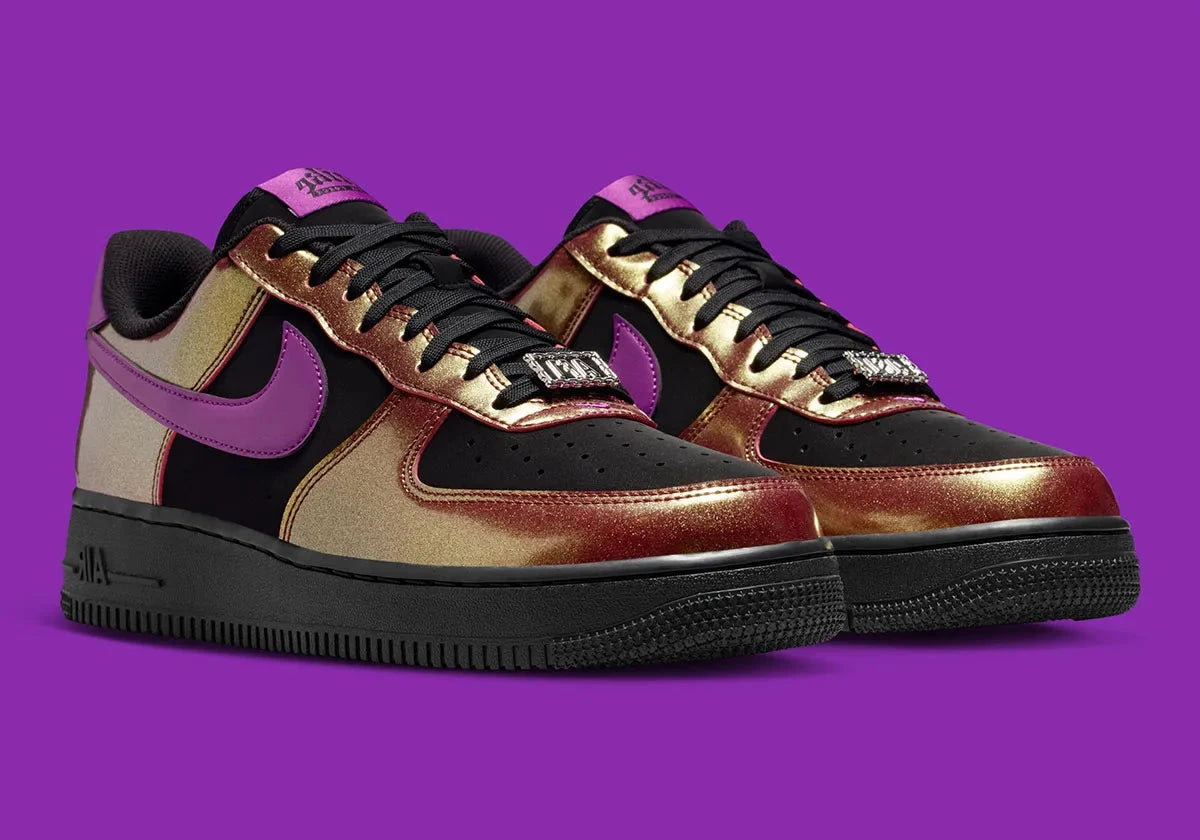 Sneakers Nike Air Force 1 Low ’07 LV8 en cuir premium, coloris noir et Bold Berry avec détails inspirés du glam rock et amorti Air emblématique.