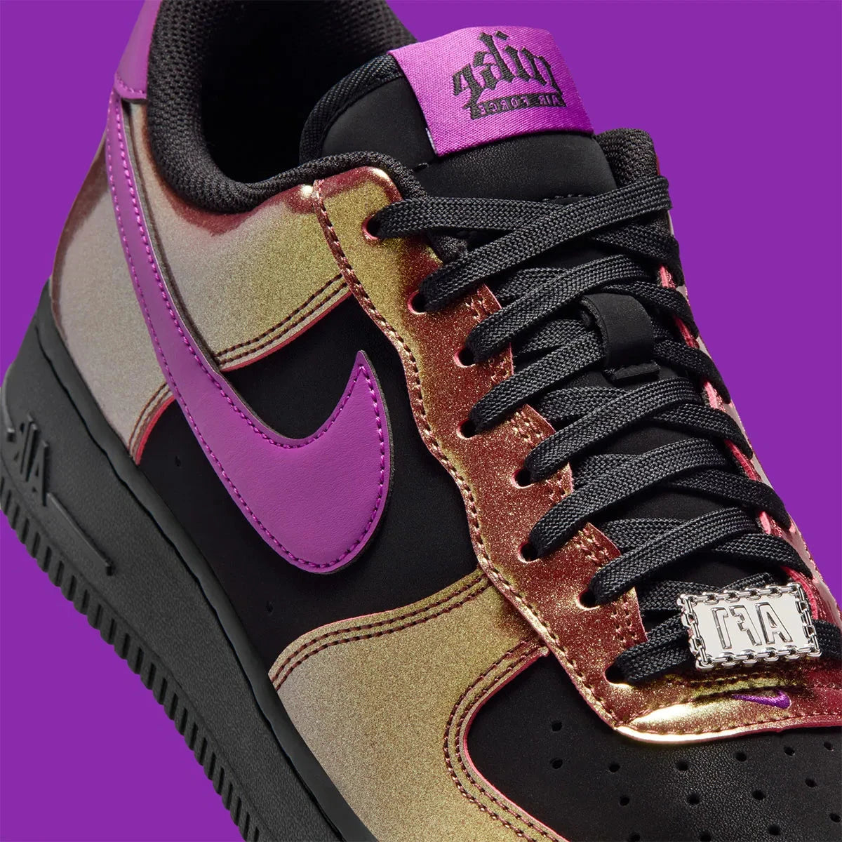 Sneakers Nike Air Force 1 Low ’07 LV8 en cuir premium, coloris noir et Bold Berry avec détails inspirés du glam rock et amorti Air emblématique.