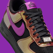Sneakers Nike Air Force 1 Low ’07 LV8 en cuir premium, coloris noir et Bold Berry avec détails inspirés du glam rock et amorti Air emblématique.