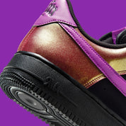 Sneakers Nike Air Force 1 Low ’07 LV8 en cuir premium, coloris noir et Bold Berry avec détails inspirés du glam rock et amorti Air emblématique.