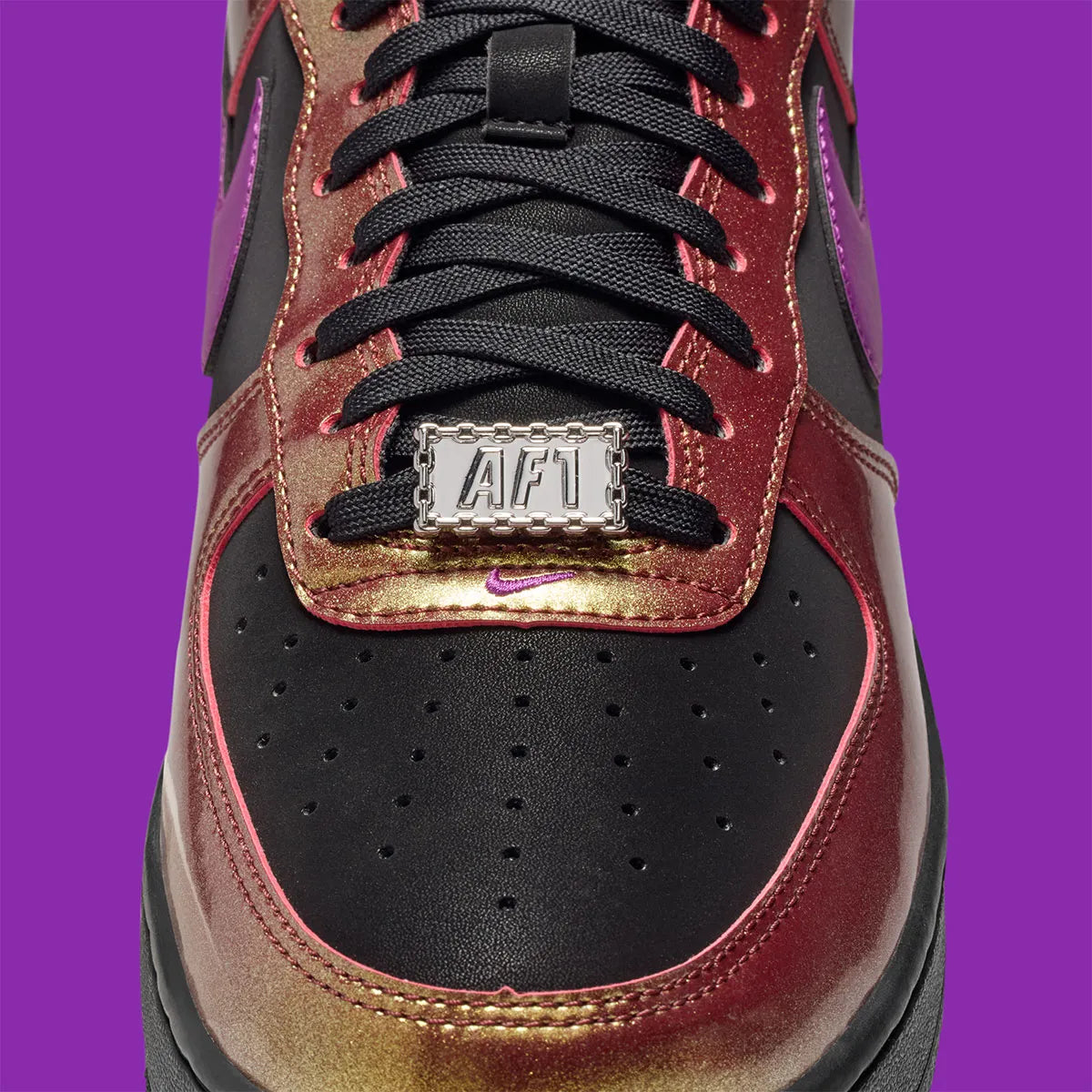 Sneakers Nike Air Force 1 Low ’07 LV8 en cuir premium, coloris noir et Bold Berry avec détails inspirés du glam rock et amorti Air emblématique.