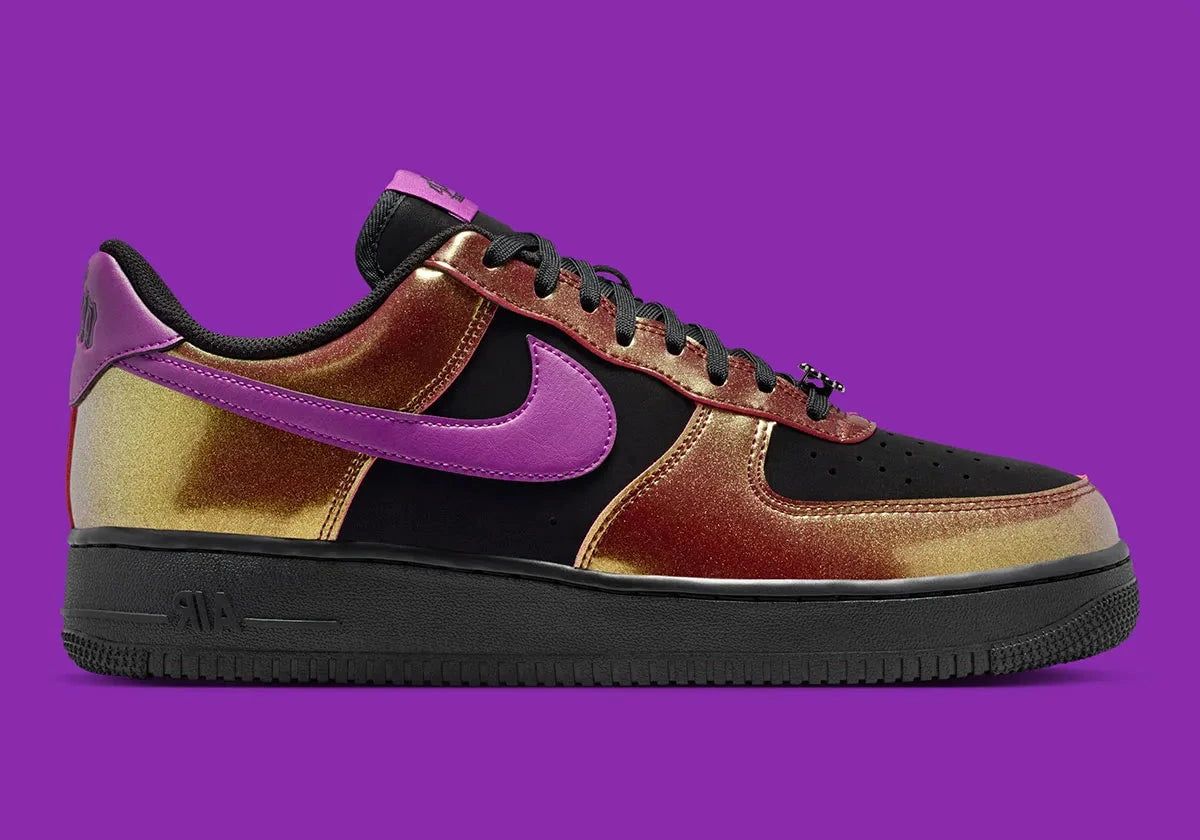 Sneakers Nike Air Force 1 Low ’07 LV8 en cuir premium, coloris noir et Bold Berry avec détails inspirés du glam rock et amorti Air emblématique.
