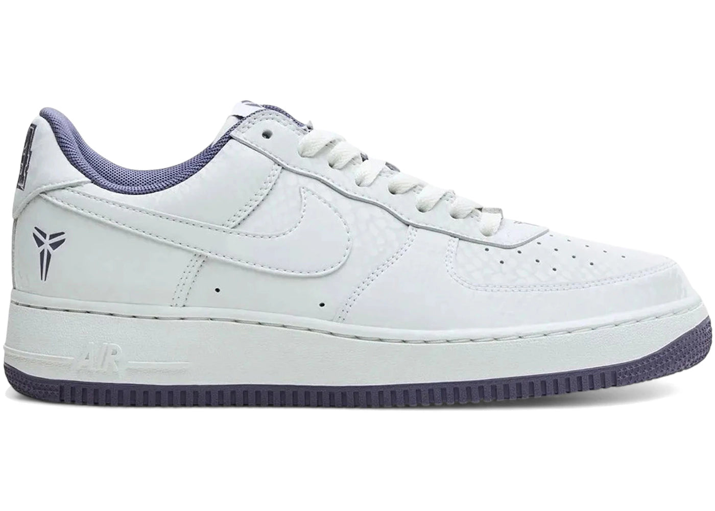 Sneaker Nike Air Force 1 Low Kobe Bryant Forever blanche Summit White en cuir premium avec détails Daybreak et semelle Air iconique.