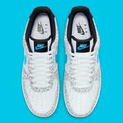 Nike Air Force 1 Low Leopard DJ6192-001, sneaker Nike Pure Platinum et grise avec imprimé Snow Leopard, empiècements en suède et Swoosh bleu Light Blue Fury.