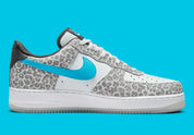 Nike Air Force 1 Low Leopard DJ6192-001, sneaker Nike Pure Platinum et grise avec imprimé Snow Leopard, empiècements en suède et Swoosh bleu Light Blue Fury.