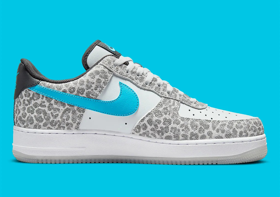 Nike Air Force 1 Low Leopard DJ6192-001, sneaker Nike Pure Platinum et grise avec imprimé Snow Leopard, empiècements en suède et Swoosh bleu Light Blue Fury.