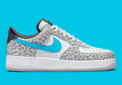 Nike Air Force 1 Low Leopard DJ6192-001, sneaker Nike Pure Platinum et grise avec imprimé Snow Leopard, empiècements en suède et Swoosh bleu Light Blue Fury.