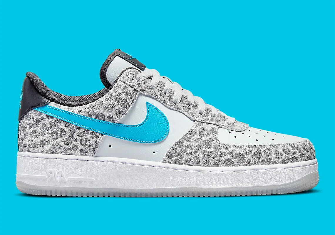 Nike Air Force 1 Low Leopard DJ6192-001, sneaker Nike Pure Platinum et grise avec imprimé Snow Leopard, empiècements en suède et Swoosh bleu Light Blue Fury.
