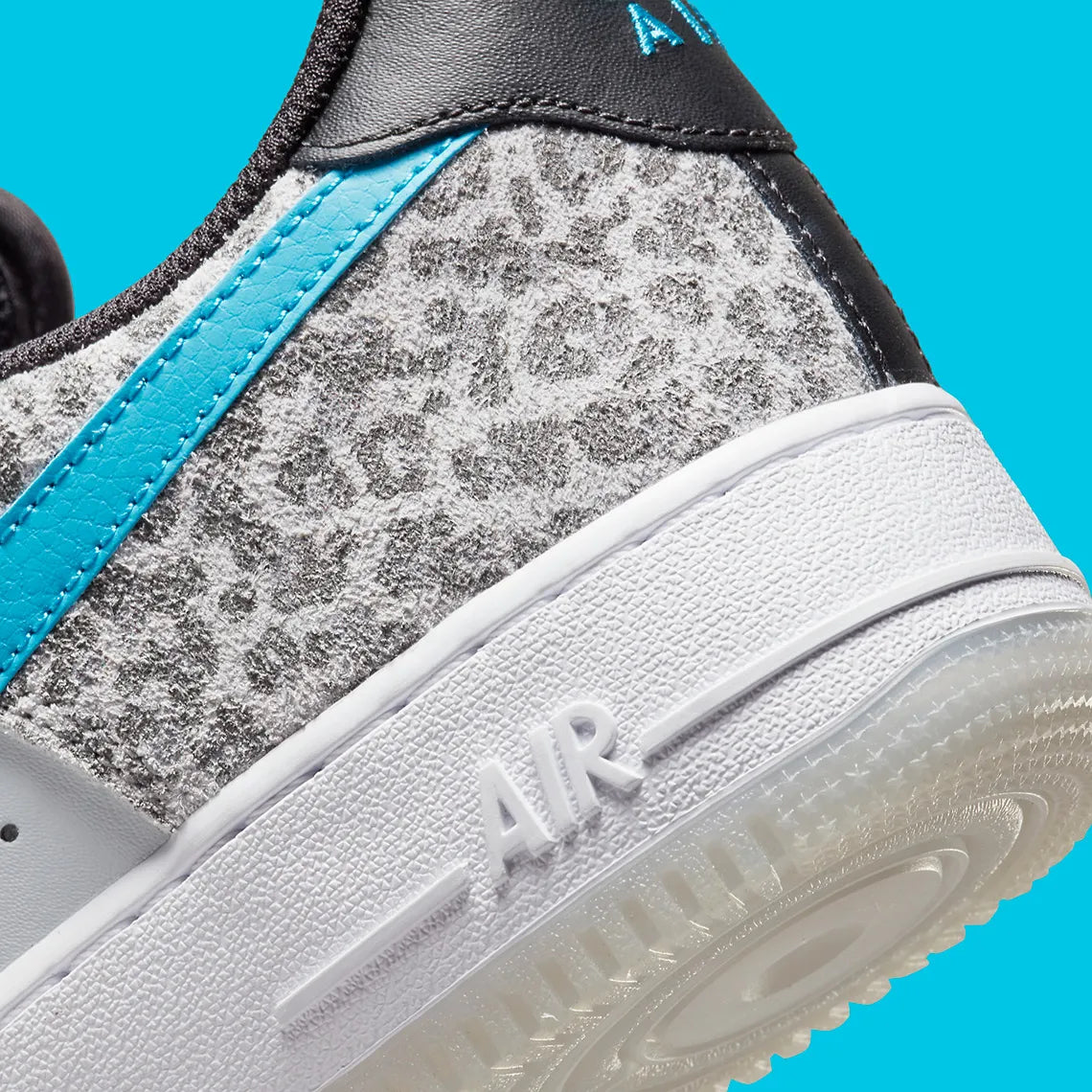 Nike Air Force 1 Low Leopard DJ6192-001, sneaker Nike Pure Platinum et grise avec imprimé Snow Leopard, empiècements en suède et Swoosh bleu Light Blue Fury.