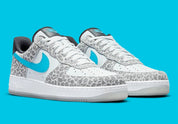 Nike Air Force 1 Low Leopard DJ6192-001, sneaker Nike Pure Platinum et grise avec imprimé Snow Leopard, empiècements en suède et Swoosh bleu Light Blue Fury.