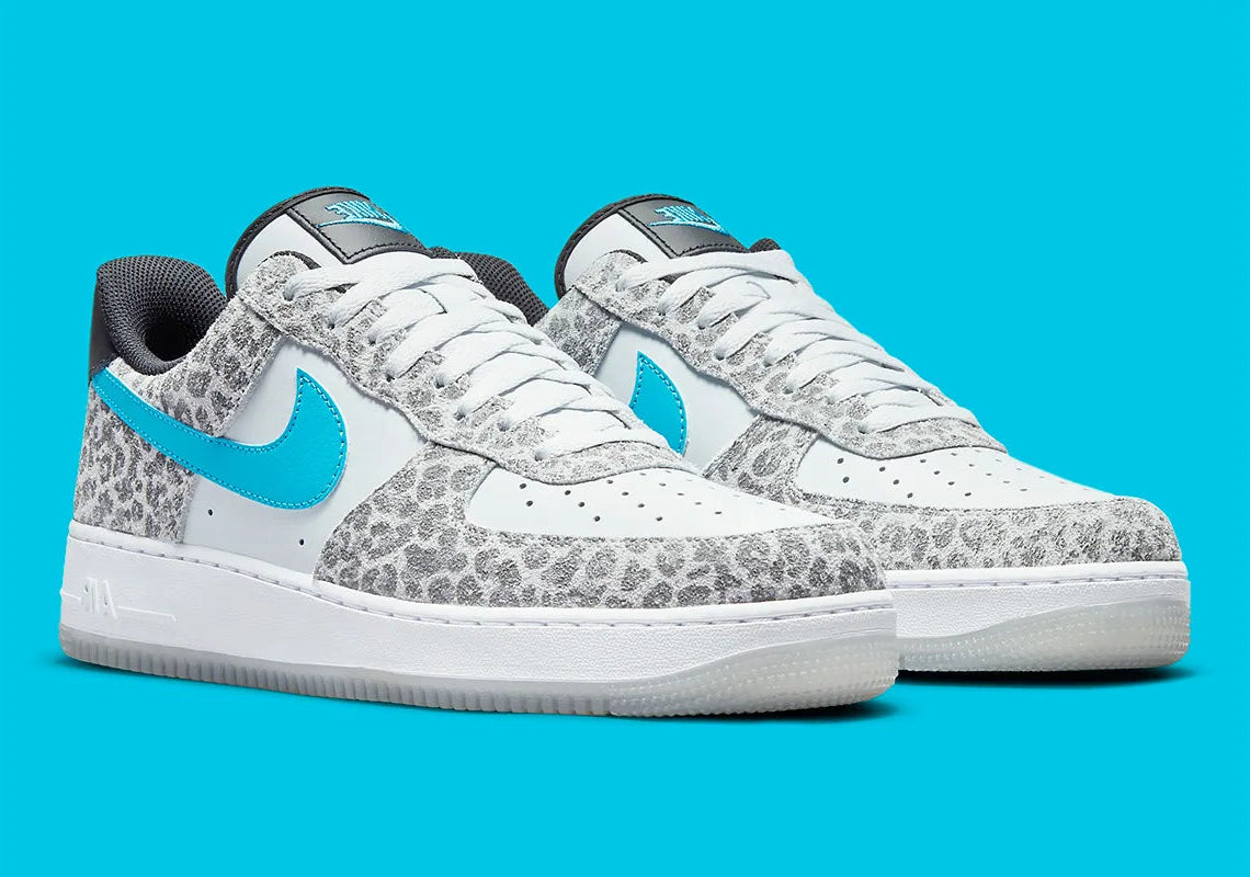 Nike Air Force 1 Low Leopard DJ6192-001, sneaker Nike Pure Platinum et grise avec imprimé Snow Leopard, empiècements en suède et Swoosh bleu Light Blue Fury.
