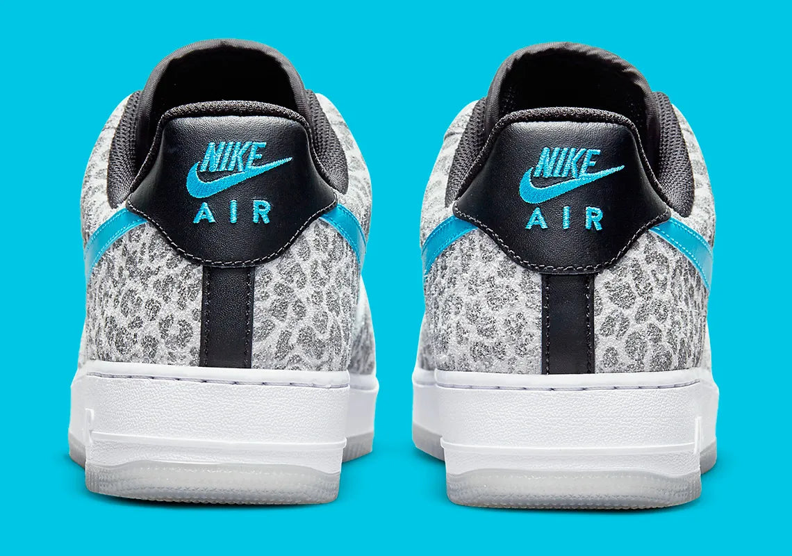 Nike Air Force 1 Low Leopard DJ6192-001, sneaker Nike Pure Platinum et grise avec imprimé Snow Leopard, empiècements en suède et Swoosh bleu Light Blue Fury.