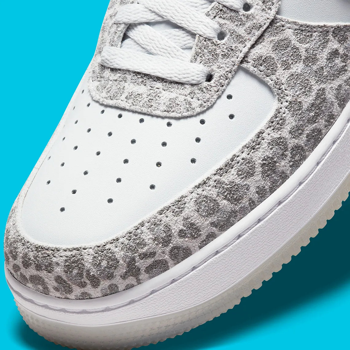 Nike Air Force 1 Low Leopard DJ6192-001, sneaker Nike Pure Platinum et grise avec imprimé Snow Leopard, empiècements en suède et Swoosh bleu Light Blue Fury.