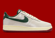Nike Air Force 1 Low Mexico World Cup en cuir vert blanc rouge avec semelle Nike Air et détails football collector. vue de profil