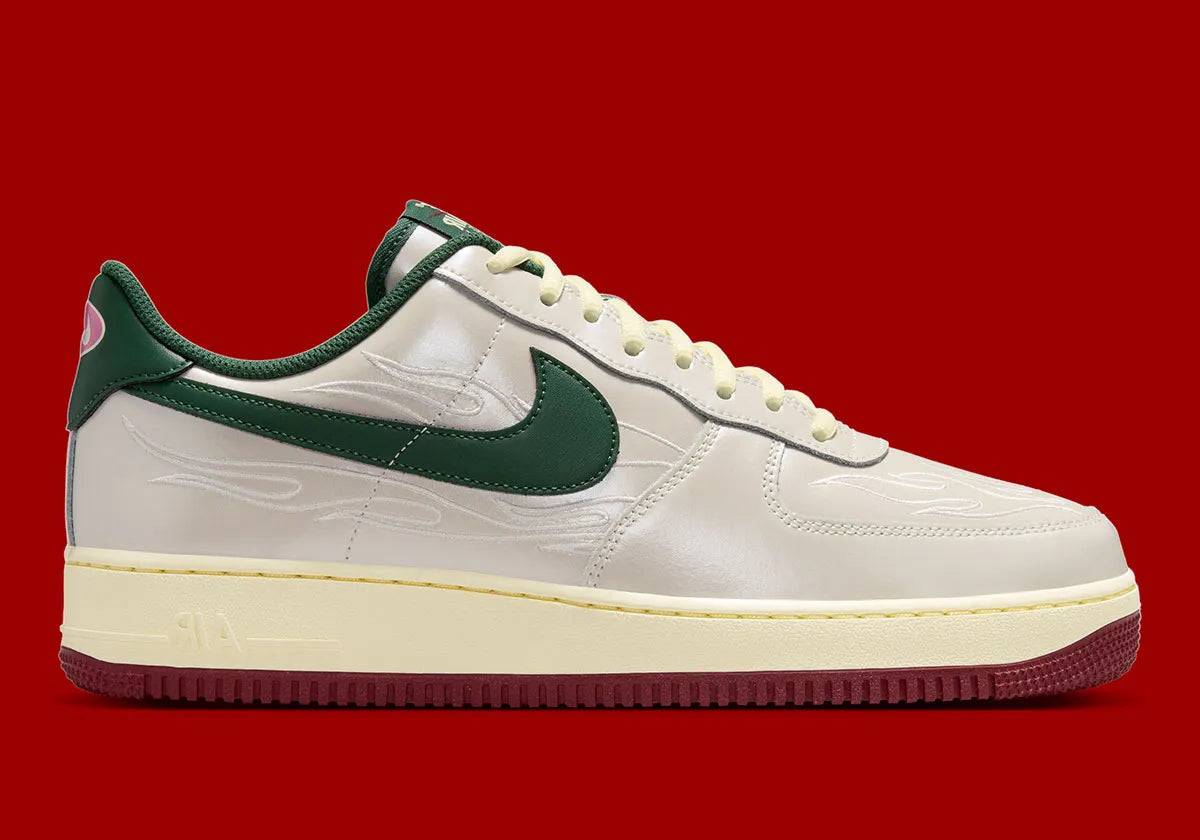 Nike Air Force 1 Low Mexico World Cup en cuir vert blanc rouge avec semelle Nike Air et détails football collector. vue de profil