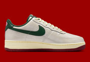 Nike Air Force 1 Low Mexico World Cup en cuir vert blanc rouge avec semelle Nike Air et détails football collector. vue de profil intérieur