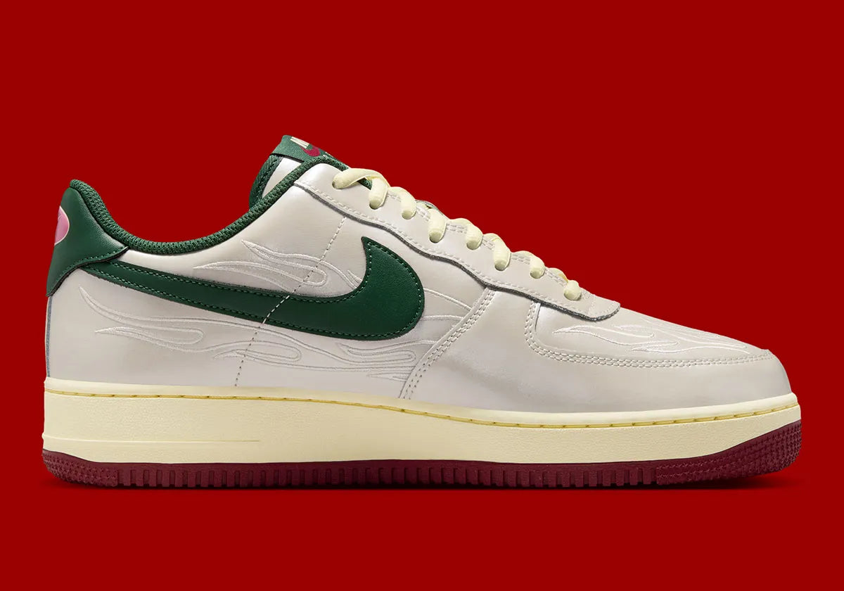 Nike Air Force 1 Low Mexico World Cup en cuir vert blanc rouge avec semelle Nike Air et détails football collector. vue de profil intérieur