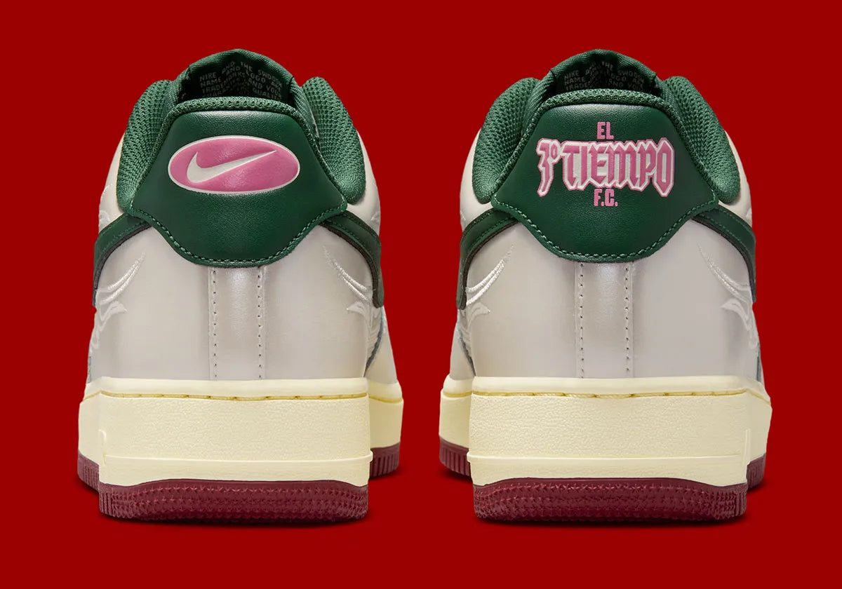 Nike Air Force 1 Low Mexico World Cup en cuir vert blanc rouge avec semelle Nike Air et détails football collector. vue de derrière