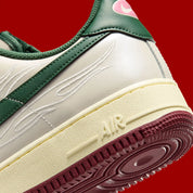 Nike Air Force 1 Low Mexico World Cup en cuir vert blanc rouge avec semelle Nike Air et détails football collector. zoom arrière de la chaussure