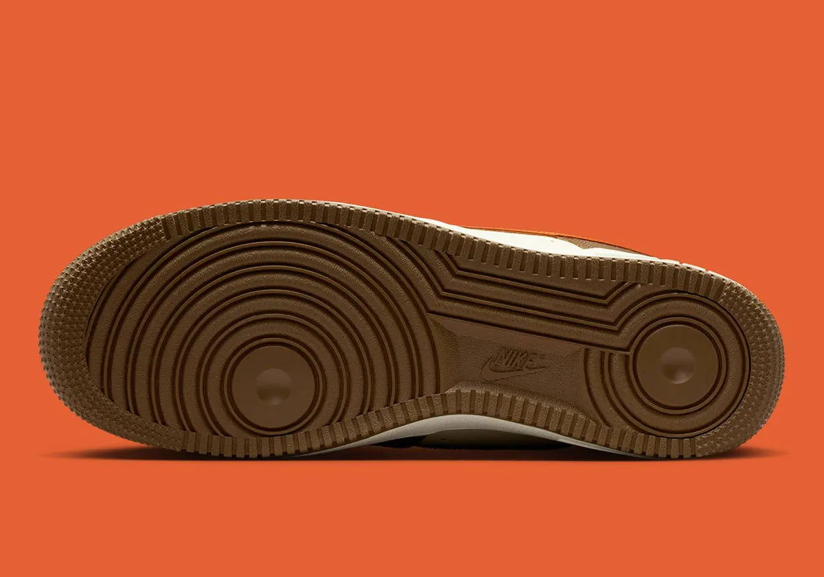 Sneakers Nike Air Force 1 Low 07 Mosswood Brown en cuir lisse premium avec amorti Air iconique et design intemporel