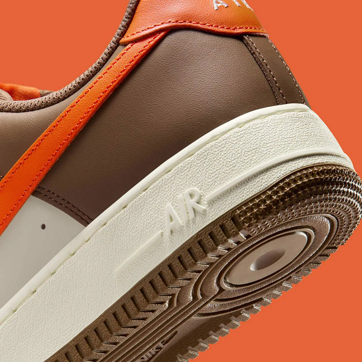 Sneakers Nike Air Force 1 Low 07 Mosswood Brown en cuir lisse premium avec amorti Air iconique et design intemporel