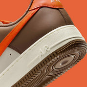 Sneakers Nike Air Force 1 Low 07 Mosswood Brown en cuir lisse premium avec amorti Air iconique et design intemporel