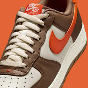 Sneakers Nike Air Force 1 Low 07 Mosswood Brown en cuir lisse premium avec amorti Air iconique et design intemporel