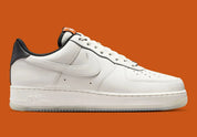 Nike Air Force 1 Low '07 NBA Phantom, sneaker Nike Air Force 1 Low '07 coloris Phantom inspirée de la NBA avec amorti Nike Air et finitions premium vue de profil. 