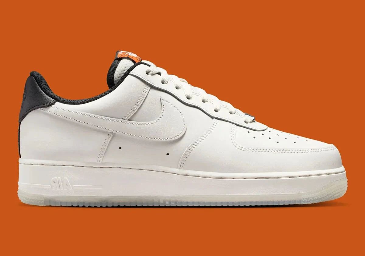 Nike Air Force 1 Low '07 NBA Phantom, sneaker Nike Air Force 1 Low '07 coloris Phantom inspirée de la NBA avec amorti Nike Air et finitions premium vue de profil. 