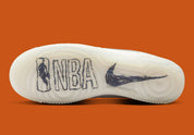 Nike Air Force 1 Low '07 NBA Phantom, sneaker Nike Air Force 1 Low '07 coloris Phantom inspirée de la NBA avec amorti Nike Air et finitions premium vue de profil. 