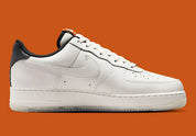 Nike Air Force 1 Low '07 NBA Phantom, sneaker Nike Air Force 1 Low '07 coloris Phantom inspirée de la NBA avec amorti Nike Air et finitions premium vue de profil. 
