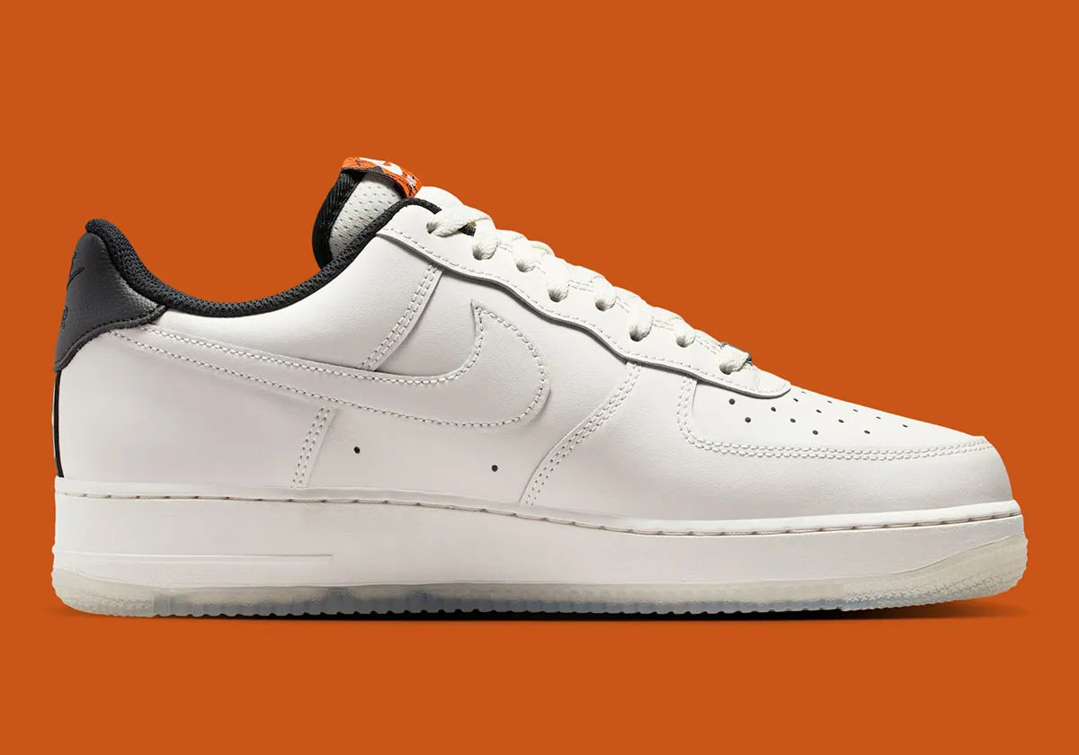 Nike Air Force 1 Low '07 NBA Phantom, sneaker Nike Air Force 1 Low '07 coloris Phantom inspirée de la NBA avec amorti Nike Air et finitions premium vue de profil. 