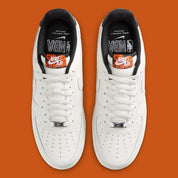 Nike Air Force 1 Low '07 NBA Phantom, sneaker Nike Air Force 1 Low '07 coloris Phantom inspirée de la NBA avec amorti Nike Air et finitions premium vue de profil. 